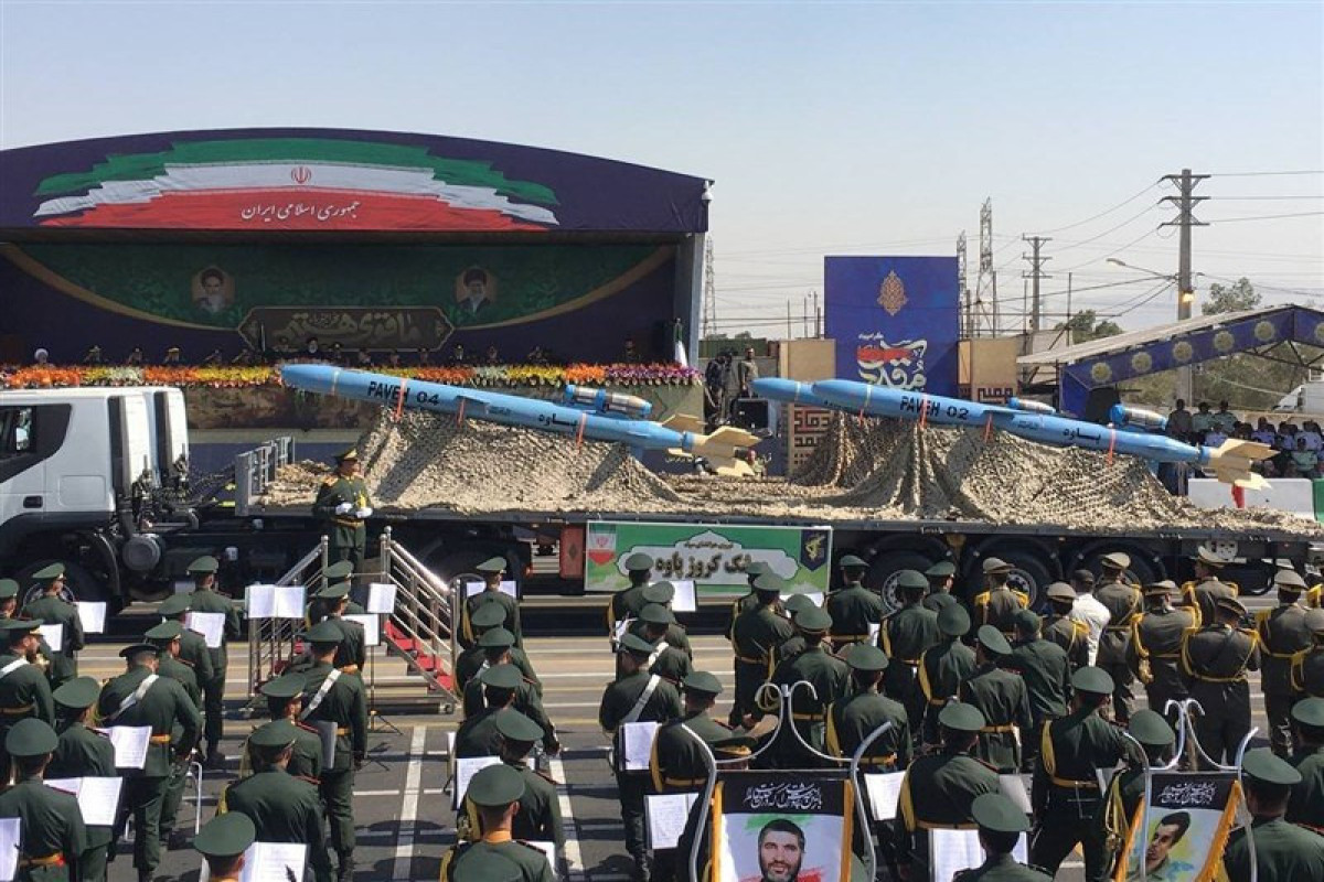 İran “Fəttah” hipersəs və “Pave” qanadlı raketlərini nümayiş etdirib