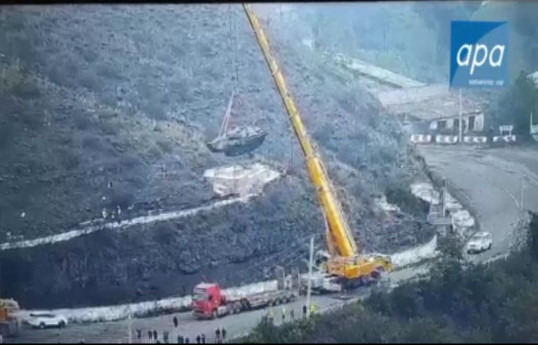 Xankəndi-Şuşa yolunda ermənilərin Birinci Qarabağ müharibəsində "qələbəsi"nin simvolu olan tankın götürülməsinin VİDEOSU 