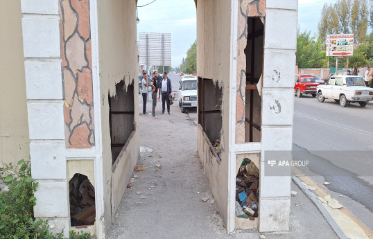Ucarda şəhərin giriş qapısının üstünə çıxan şəxs yıxılıb, xəsarət alıb - FOTO 