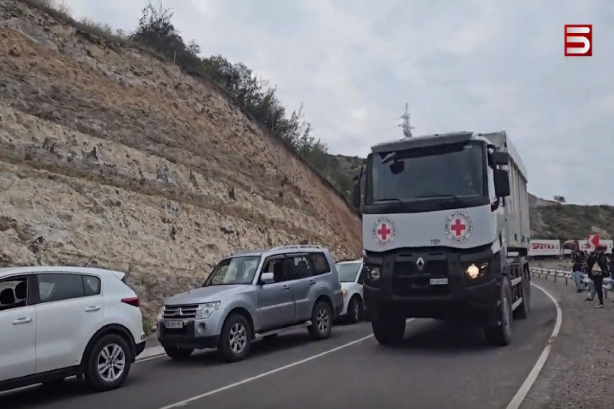 Четыре грузовика МККК направляются по Лачинской дороге в Карабах