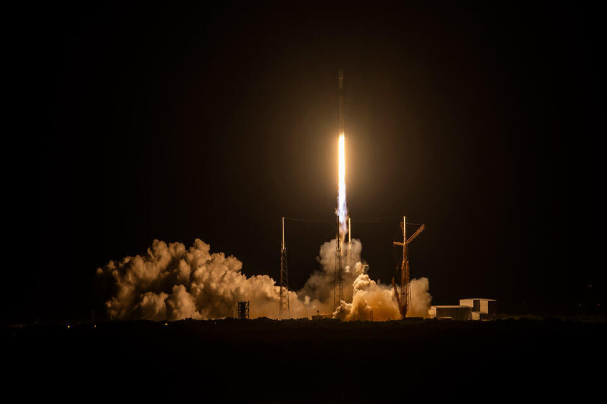 Amerikanın SpaceX şirkəti 22 Starlink peykini uğurla orbitə çıxarıb