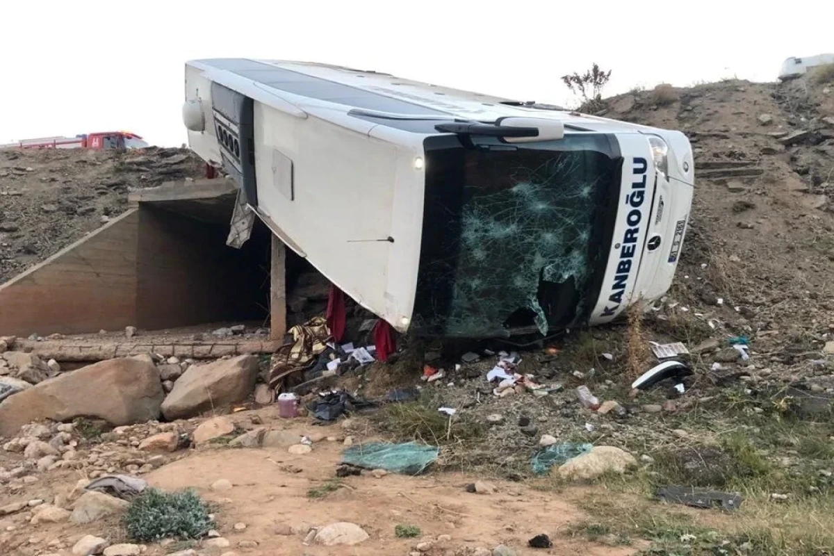 Türkiyədə sərnişin avtobusu aşıb: 3 nəfər ölüb, 22 nəfər yaralanıb - FOTO 