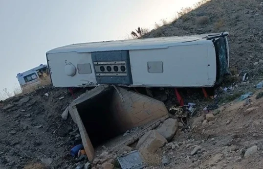 Türkiyədə sərnişin avtobusu aşıb: 3 nəfər ölüb, 22 nəfər yaralanıb - FOTO 