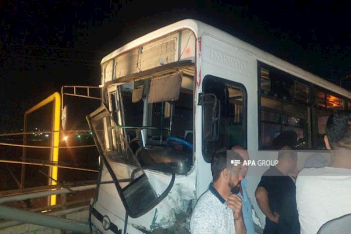 В Баку легковой автомобиль столкнулся с автобусом, погибли два человека