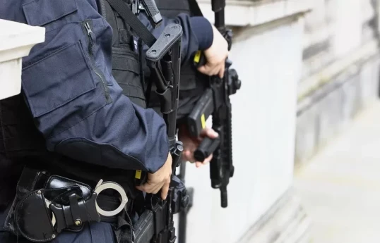 UK MoD offers military support after armed Met officers turn in weapons