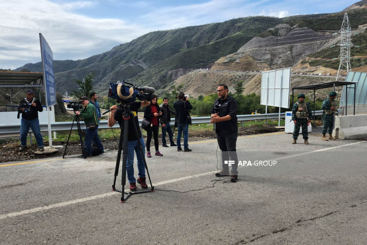 Иностранные журналисты наблюдают за переходом покидающих Карабах армян через Лачинский КПП - <span class="red_color">ФОТО