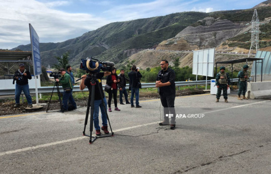 Xarici jurnalistlər Qarabağı tərk edən erməni əsilli şəxslərin Laçın SBM-dən keçidini izləyir - FOTO 