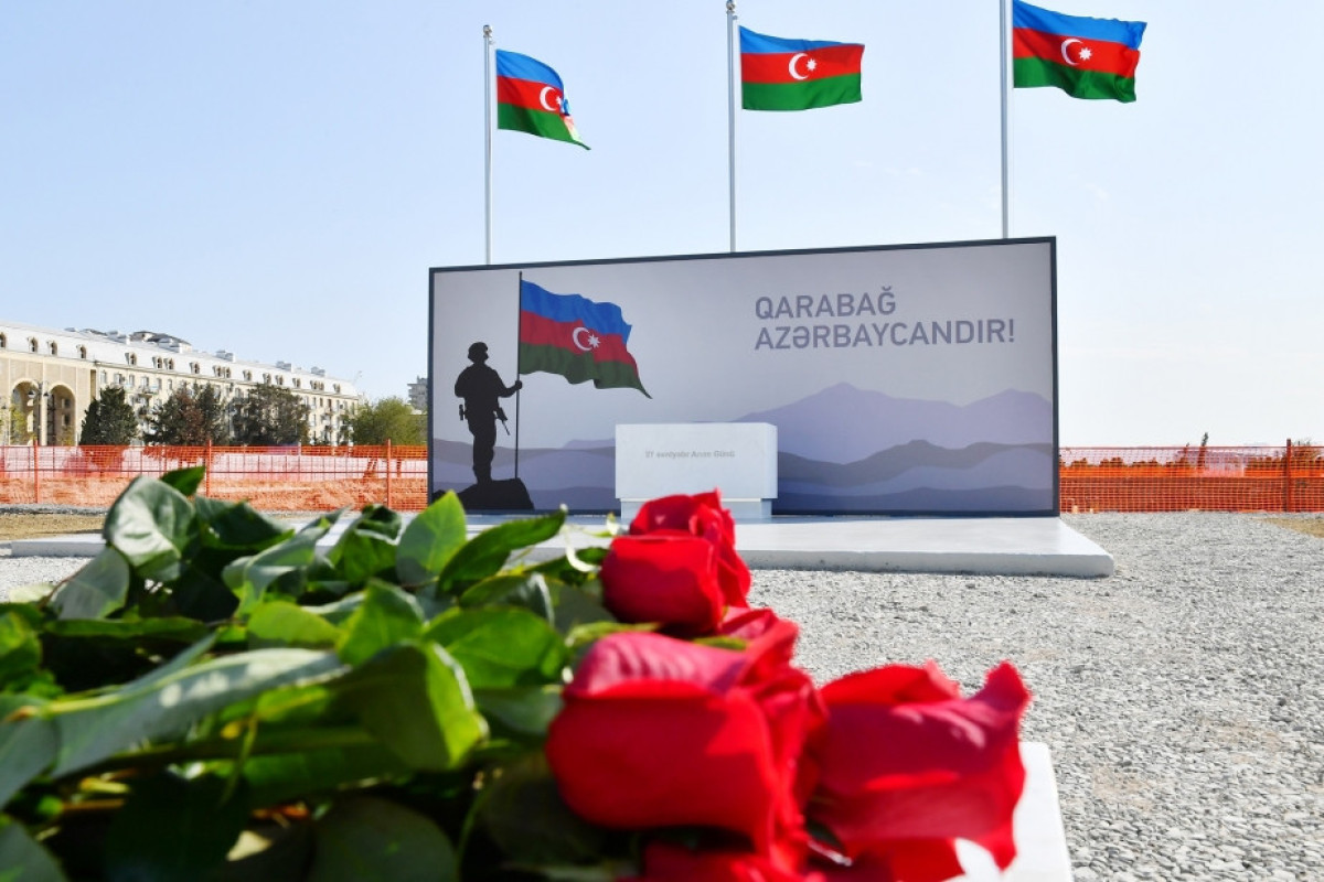 Президент и первая леди посетили строящийся в Баку Парк победы