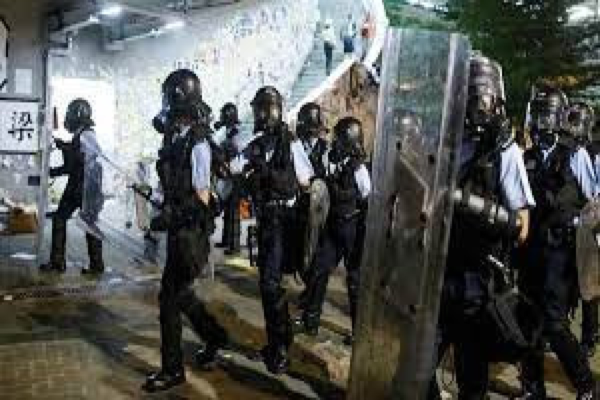 Полиция Гонконга в ходе спецоперации против триад задержала 6 400 человек