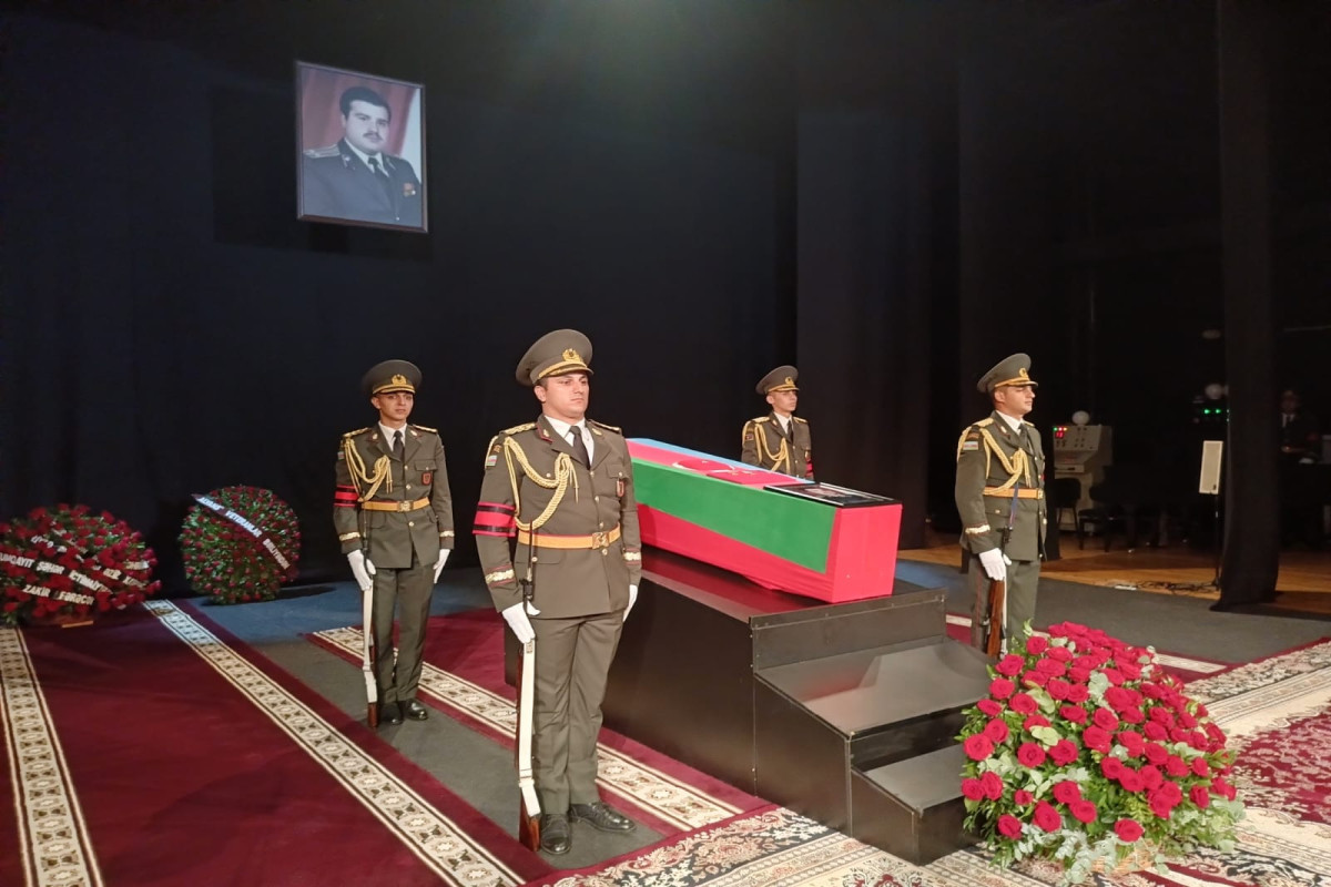 Проходит церемония прощания с Национальным Героем Азербайджана Риадом Ахмедовым-<span class="red_color">ФОТО