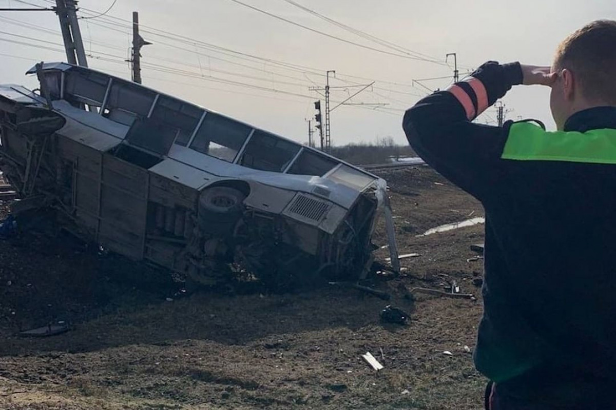 Rusiyada sürət qatarı avtobusla toqquşub, 7 nəfər ölüb