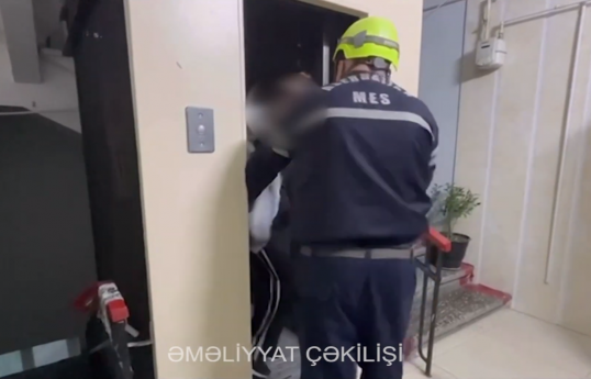 Bakıda liftdə köməksiz qalan sakin xilas edilib - VİDEO 
