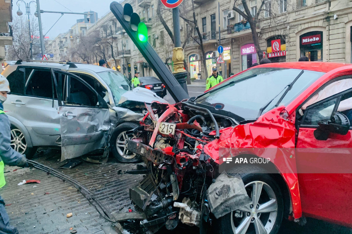 Bakıda iki avtomobil toqquşub, xəsarət alanlar var  - FOTO 