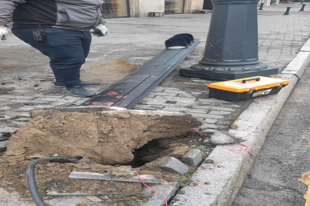 Bakıda yol qəzası olub, svetofor yararsız vəziyyətə düşüb