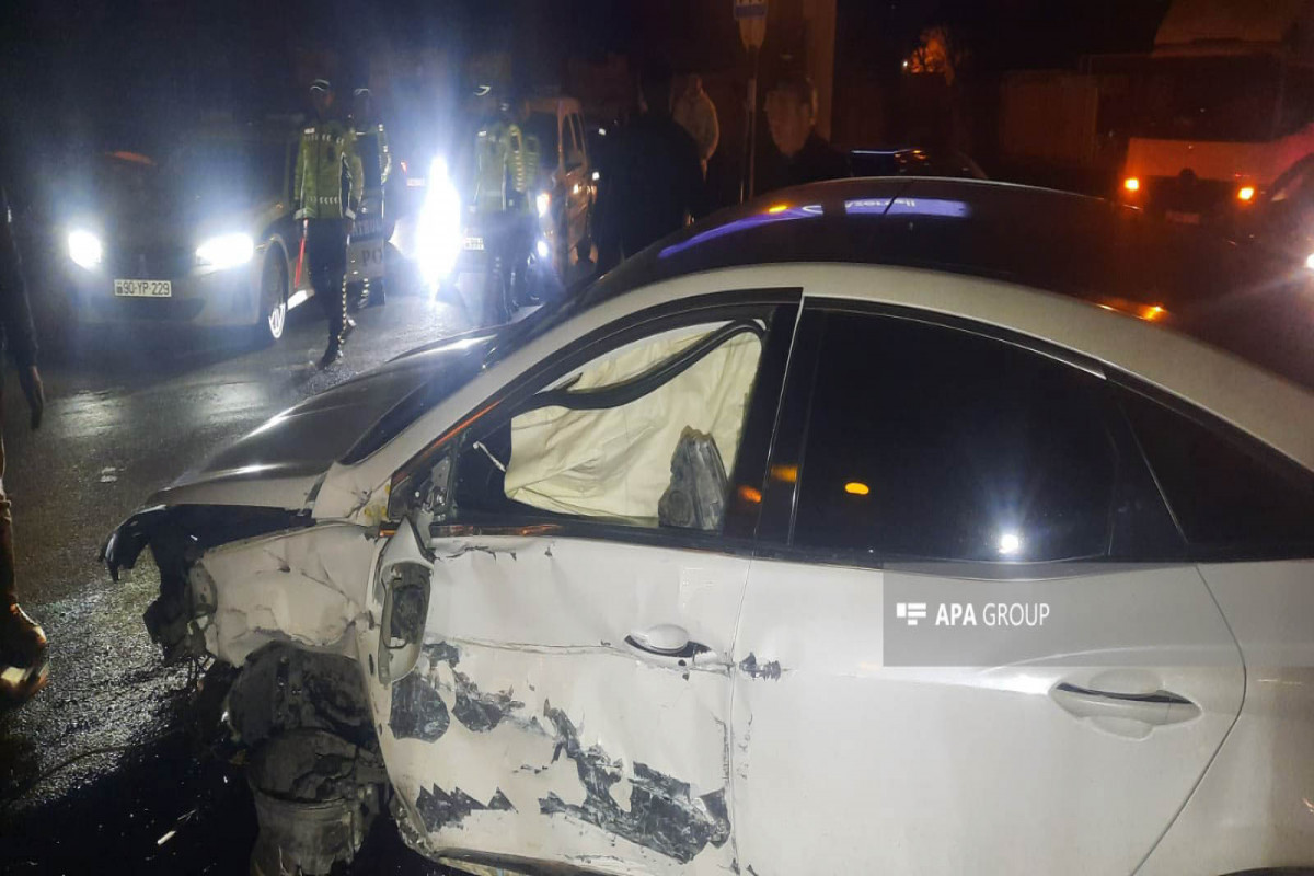 Bakıda avtomobil işıq dirəyinə çırpılıb