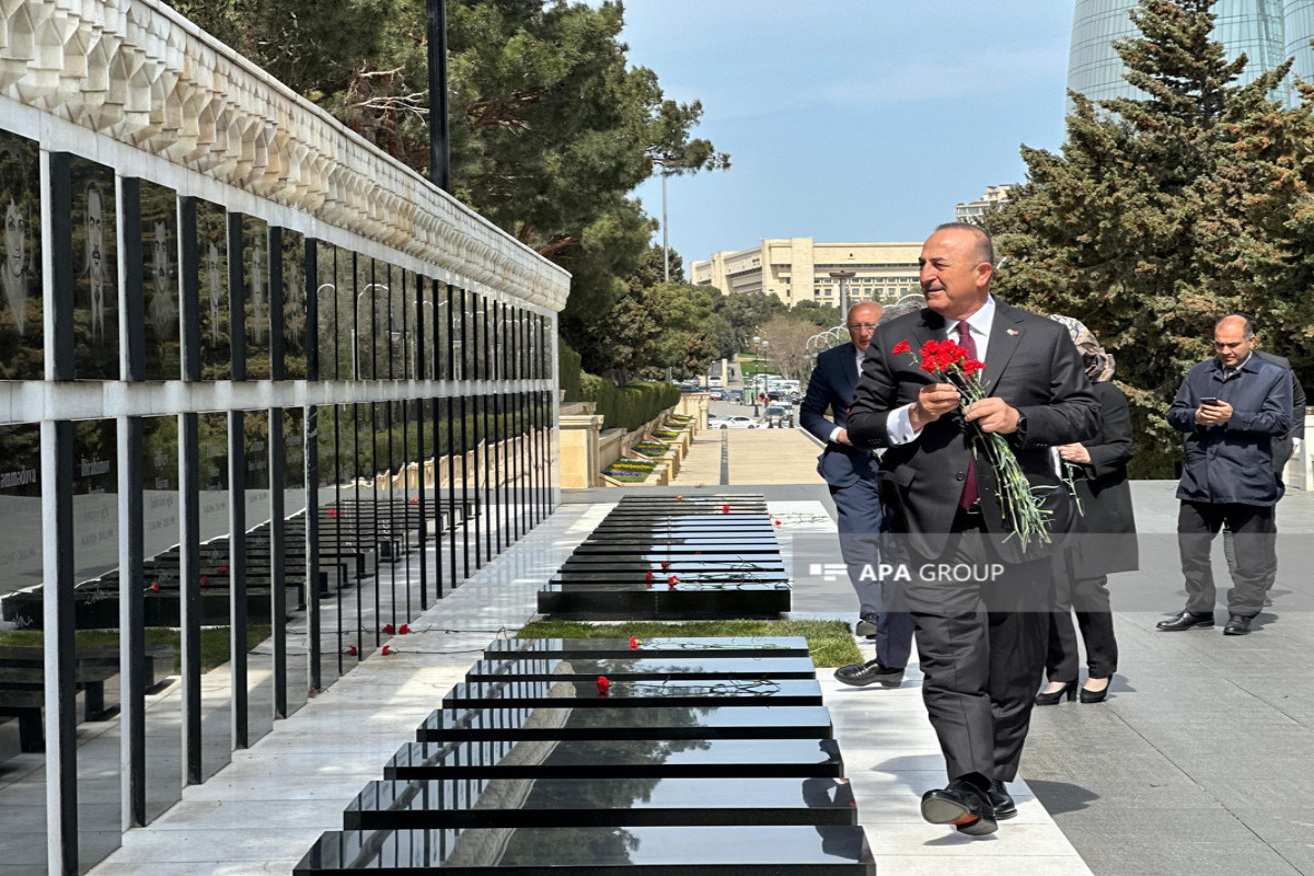 Mövlud Çavuşoğlu Fəxri xiyabanı və Şəhidlər xiyabanını ziyarət edib - FOTO  - VİDEO 