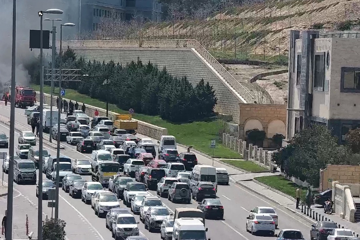 Bakının mərkəzində maşın yanıb, yolda sıxlıq yaranıb - FOTO 