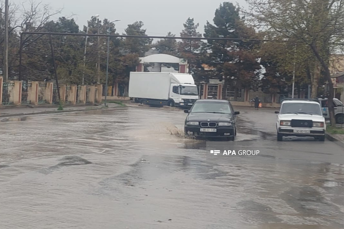 Gəncədə su küçələri basıb - FOTO 