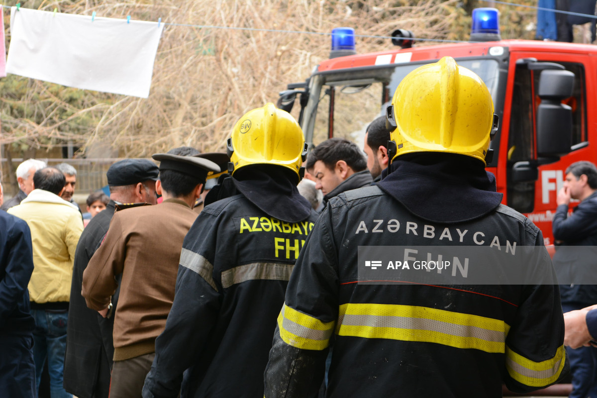Bakıda yataqxanada yanğın söndürülüb, 45 nəfər təxliyə edilib, 4 nəfər xəstəxanaya yerləşdirilib- YENİLƏNİB-2  - VİDEO 