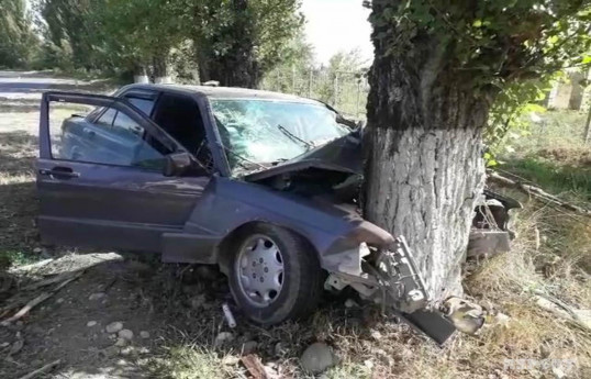 Zaqatalada avtomobil iki gənci vurub