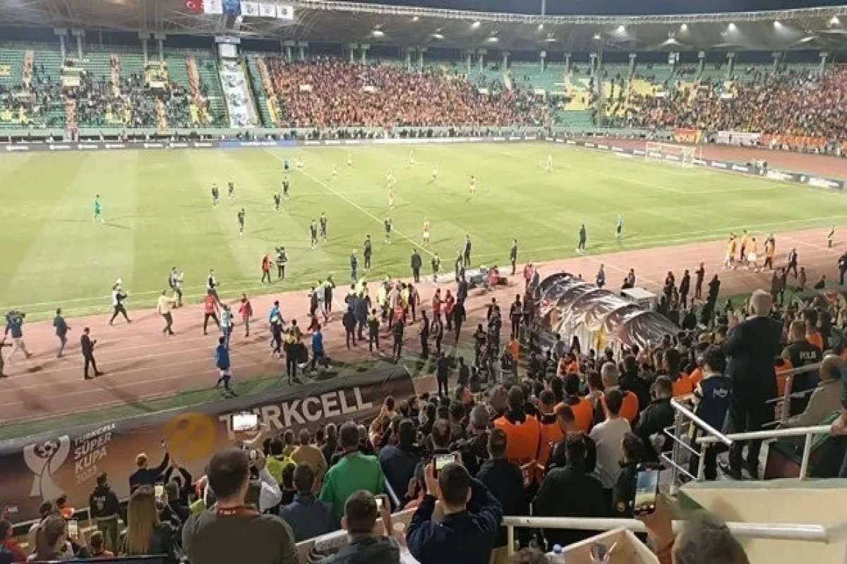 Fenerbahce leaves pitch in match with Galatasaray