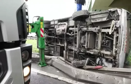 Türkiyədə polisləri daşıyan mikroavtobus aşıb, yaralılar var