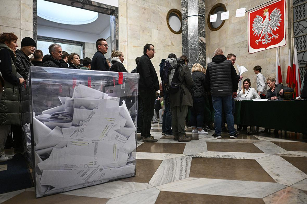 "Exit-poll": Polşanın hakim koalisiyasının nümayəndəsi yenidən Varşavanın meri seçilib