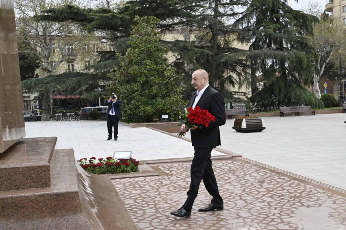 Prezident İlham Əliyev Gəncədə Ulu Öndərin abidəsini ziyarət edib