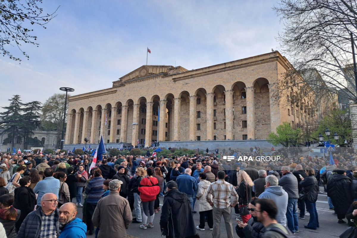 Tbilisidə parlament binası önündə genişmiqyaslı etiraz aksiyası keçirilir - FOTO  - YENİLƏNİB 