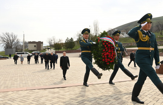 Ceyhun Bayramov Bişkekdə "Ata-Beyit" Milli Tarixi-Memorial Kompleksini və Çingiz Aytmatovun məzarını ziyarət edib - FOTO 