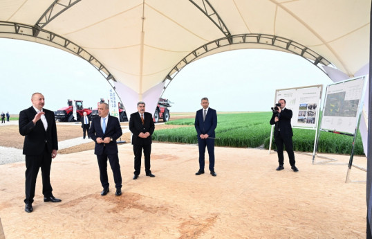 Prezident Hacıqabulda suvarma qurğuları kompleksi ilə tanış olub