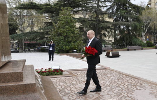 Prezident İlham Əliyev Gəncədə Ulu Öndərin abidəsini ziyarət edib