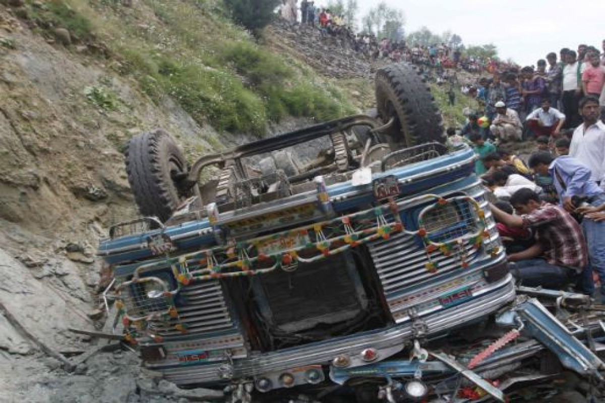 В Индии автобус с рабочими упал в карьер: 12 человек погибли, 14 ранены