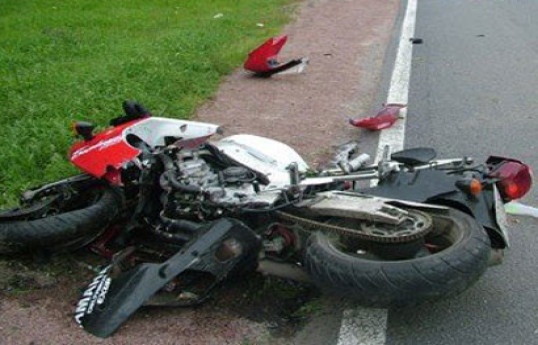 Bakıda motosiklet ağaca çırpılıb, sürücü ölüb