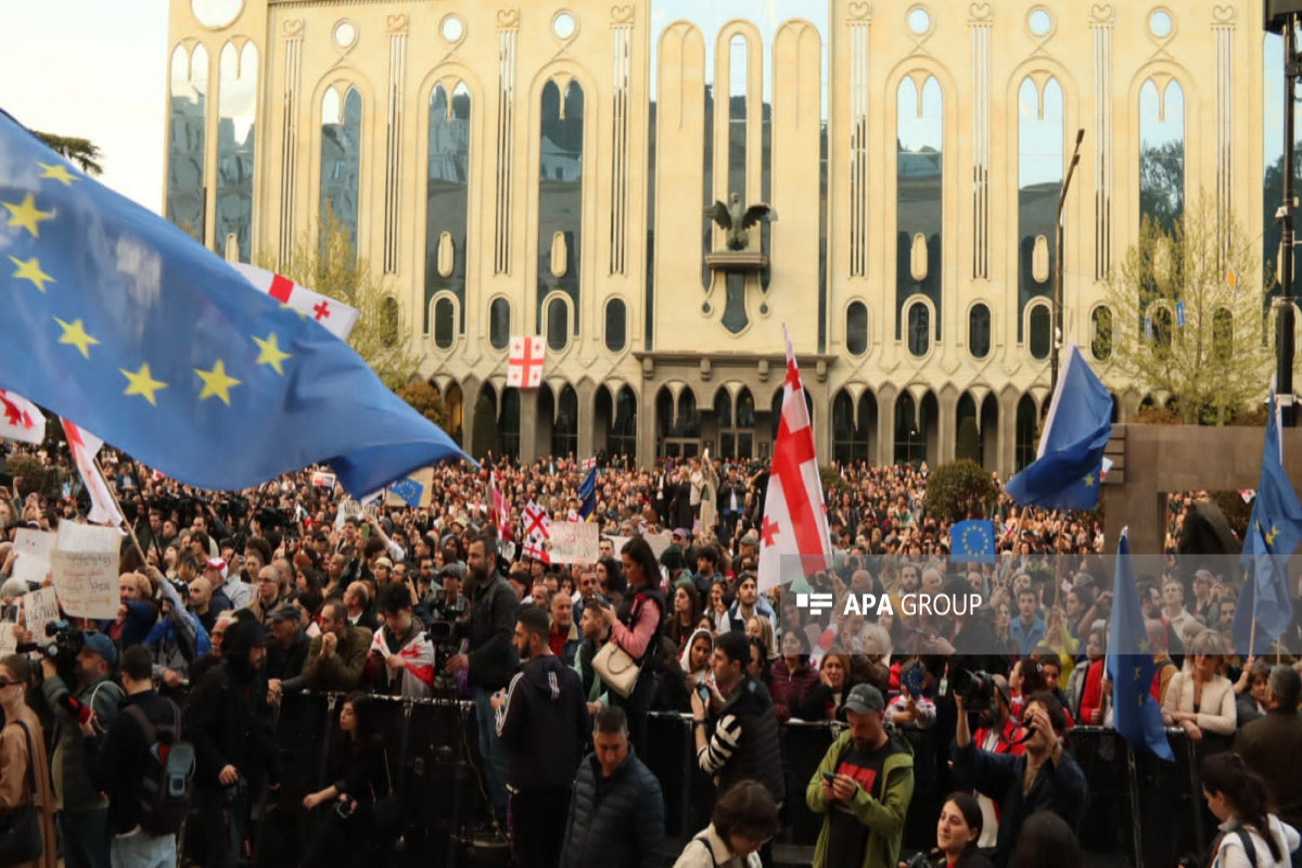 Tbilisidə parlament binasının qarşısında etiraz aksiyası keçirilir - FOTO 