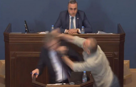Gürcüstan parlamentində deputatlar arasında dava düşüb - VİDEO 