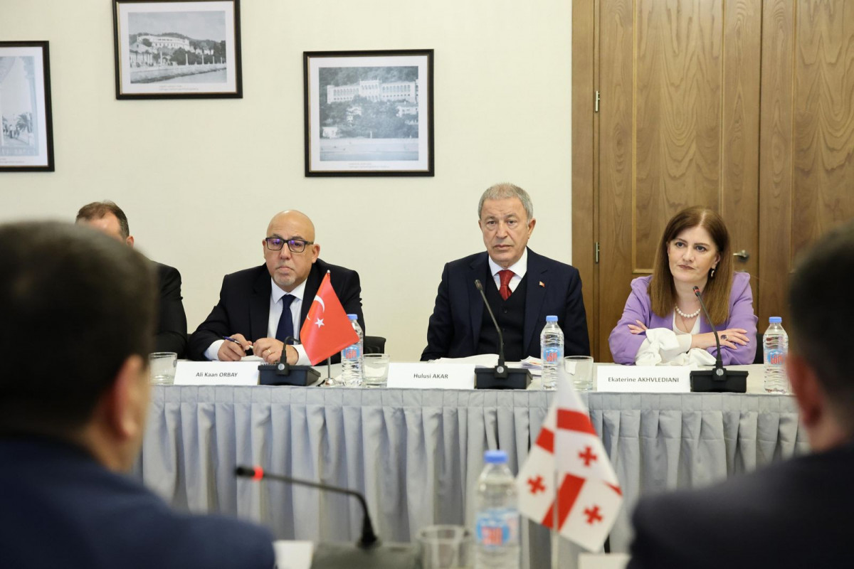 Gürcüstan parlamentinin sədri Hulusi Akarla Azərbaycan-Ermənistan sülh sazişini müzakirə edib