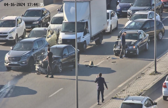 Beynəlxalq Avtovağzalın qarşısında yol qəzası olub, sıxlıq yaranıb - FOTO 