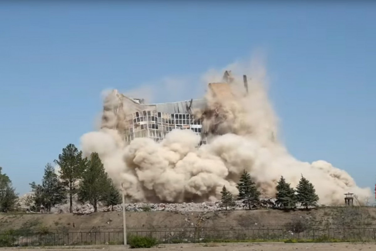 В Армении снесли прежнее здание министерства обороны