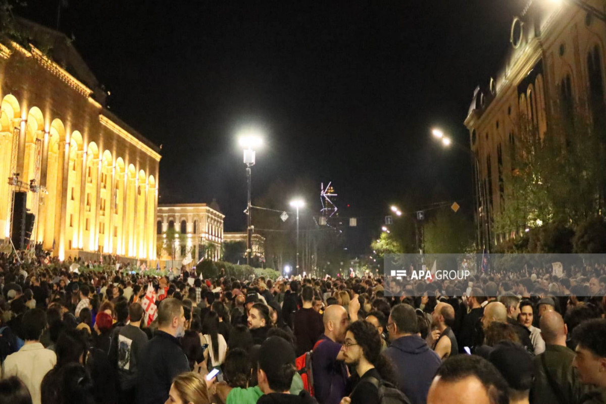 Gürcüstanda etirazçılar parlament binasının qarşısındakı Rustaveli prospektini bağlayıblar - <span class="red_color">FOTO