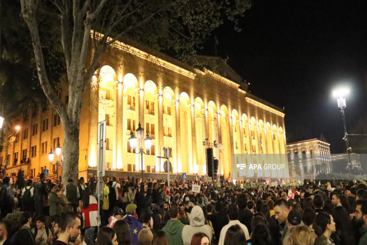 Gürcüstanda etirazçılar parlament binasının qarşısındakı Rustaveli prospektini bağlayıblar - FOTO 