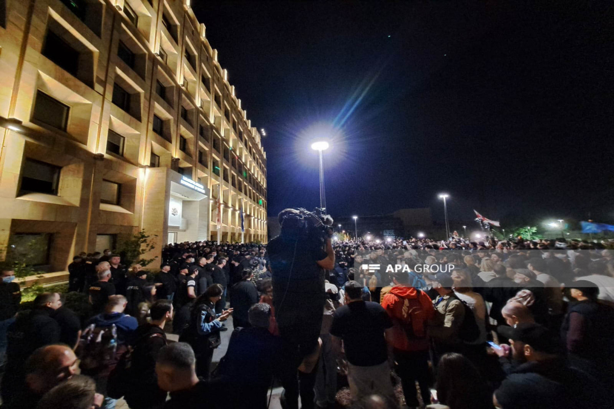 Gürcüstanda etirazçılar hökumət administrasiyasına yürüş ediblər, saxlanılanlar var - VİDEO  - YENİLƏNİB 