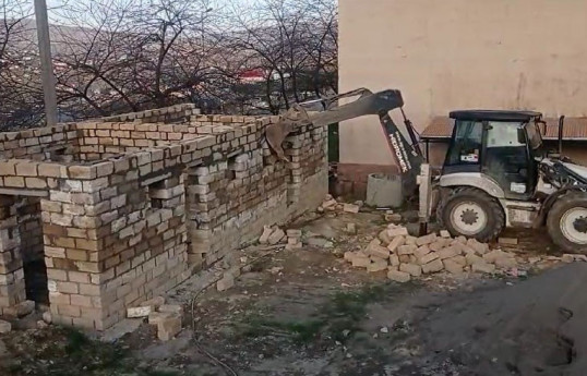 Gədəbəydə qanunsuz tikili sökülüb - VİDEO 
