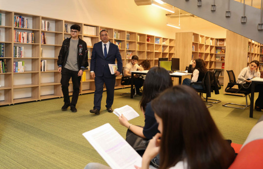 UNEC rektoru buraxılış imtahanında ən yüksək bal toplayan abituriyentlə görüşüb