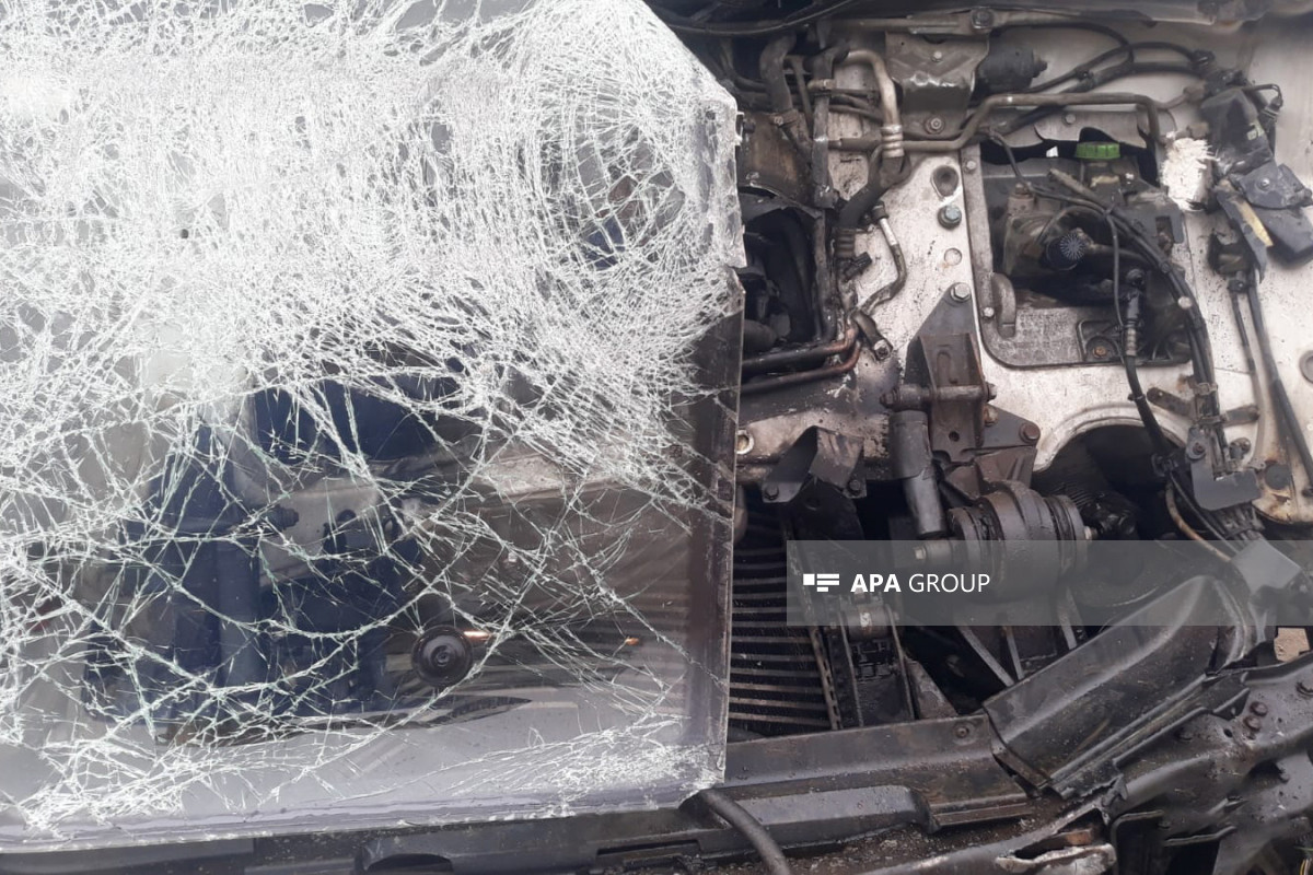 Bakıda yük avtomobilinə çırpılan "Prius" sürücüsü ölüb