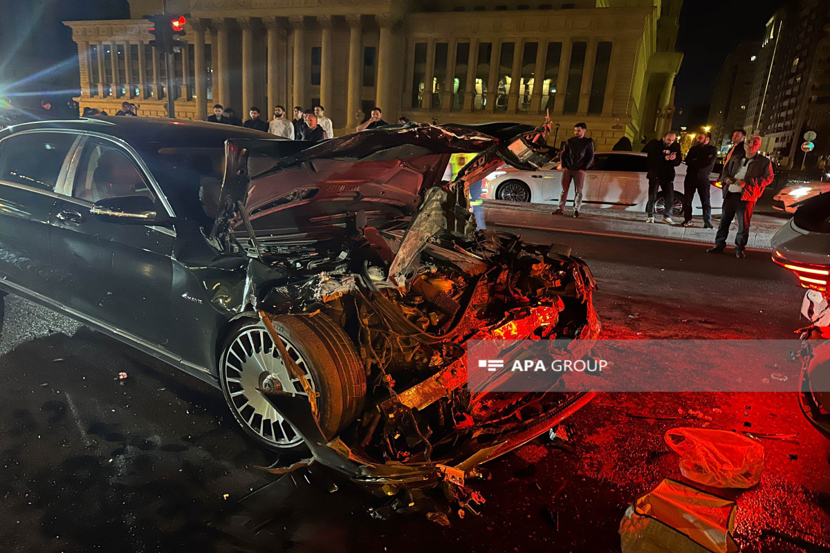 В Баку автомобиль стоимостью в полмиллиона манатов совершил аварию-<span class="red_color">ФОТО