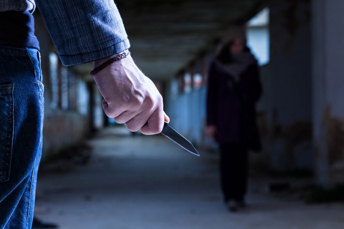 В Баку парень убил девушку и ранил себя ножом