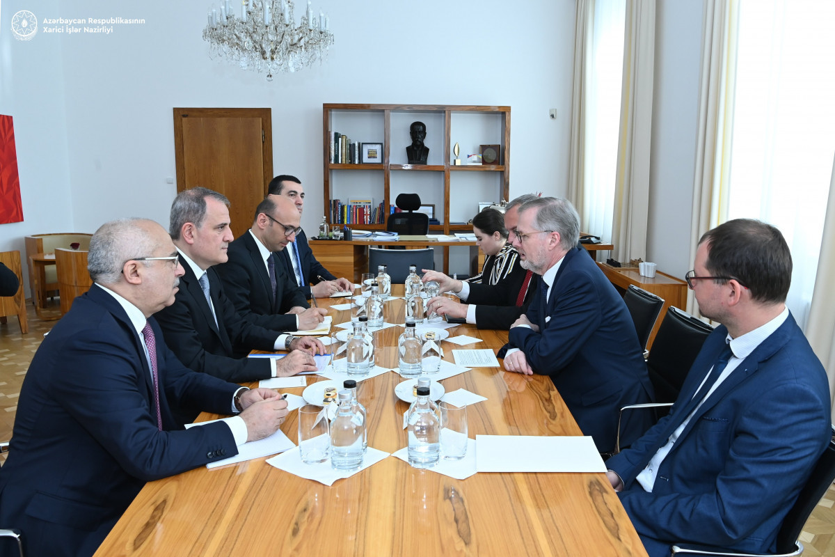 Глава МИД Азербайджана встретился с премьер-министром Чехии
