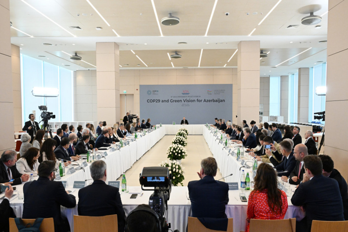 Президент Азербайджана принимает участие в Международном форуме на тему «СОР29 и Зеленое видение для Азербайджана» в университете ADA