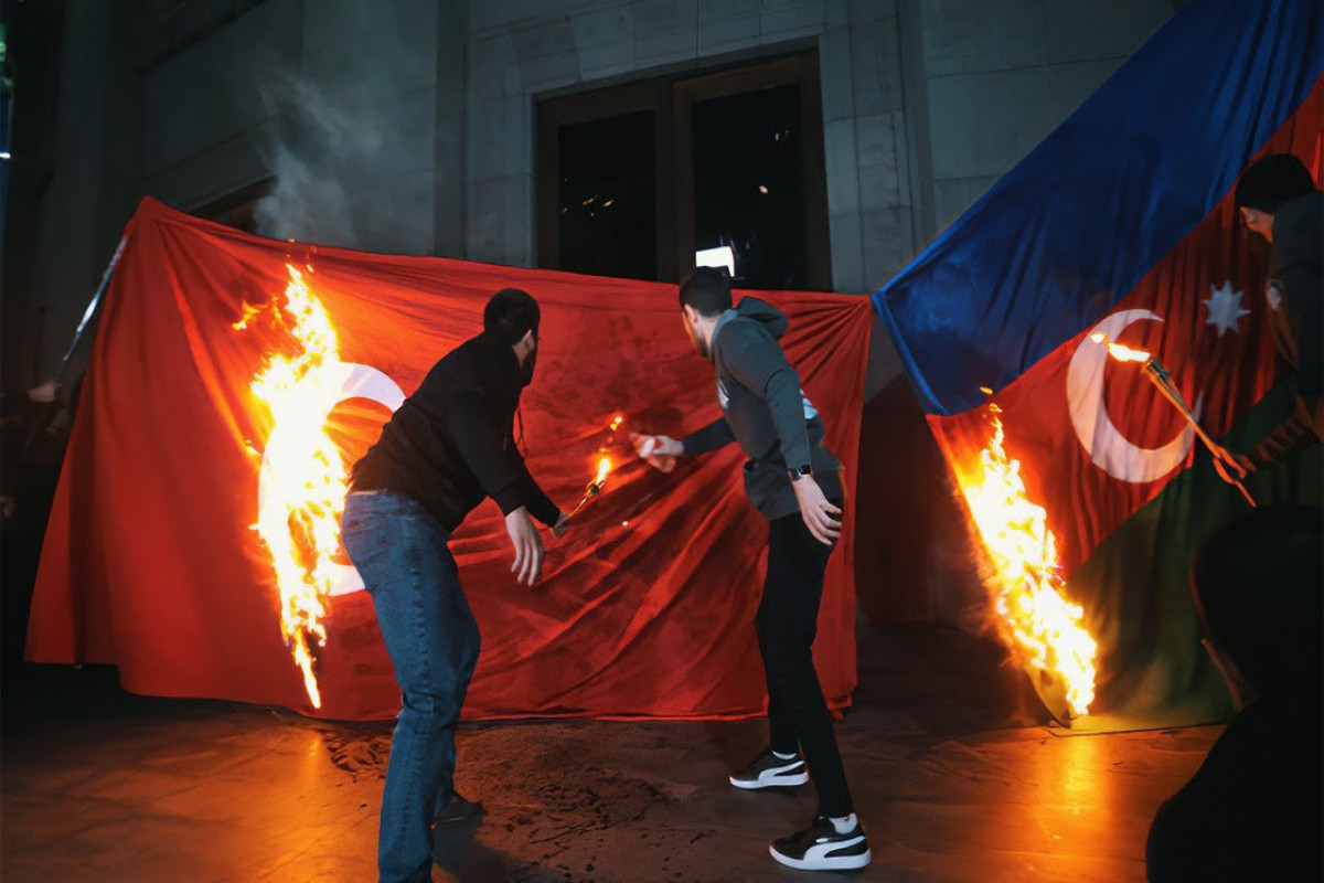 Participants of so-called "genocide" march in Armenia burned Azerbaijani and Turkish flags-<span class="red_color">VIDEO